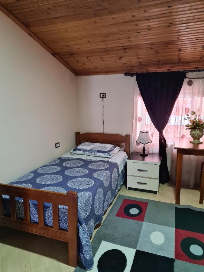 Bar Kafe Pjetri * Patza-Kuqani