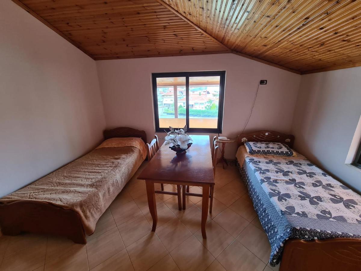 Bar Kafe Pjetri Privatunterkunft